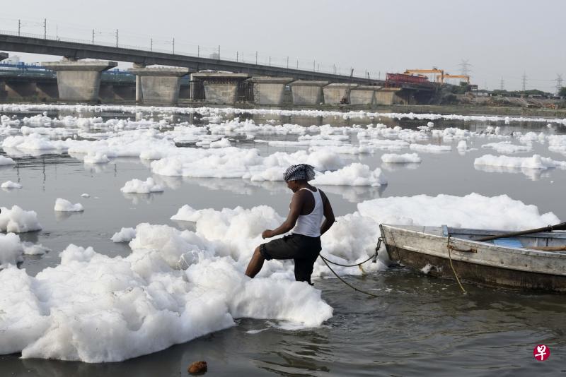 恒河及其支流亚穆纳河污染严重。这张摄于7月8日的照片显示亚穆纳河上漂浮大量泡沫。(法新社) 恒河及其支流亚穆纳河污染严重。这张摄于7月8日的照片显示亚穆纳河上漂浮大量泡沫。(法新社)