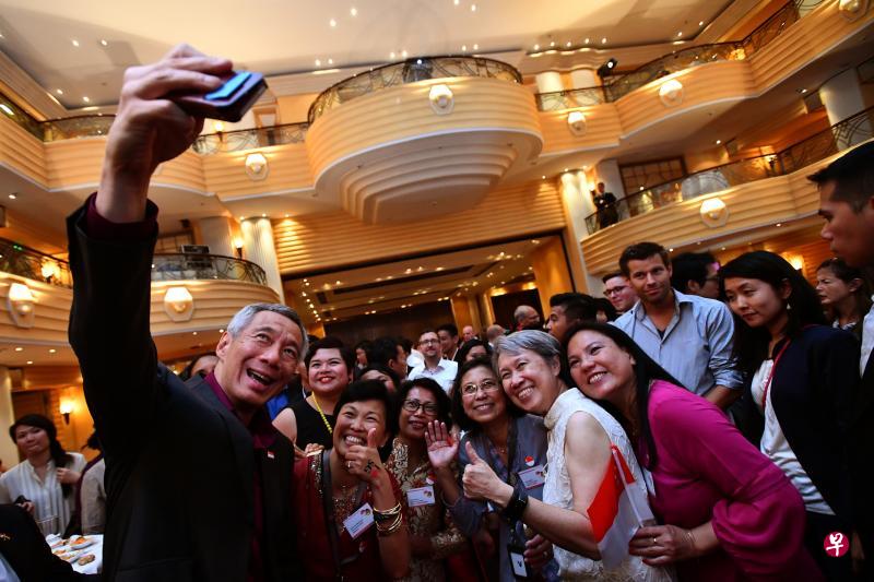 ▲李显龙总理与夫人何晶(前排右二)昨天在德国慕尼黑举行的新加坡国庆招待会上,与出席者合影留念。(海峡时报) ▲李显龙总理与夫人何晶(前排右二)昨天在德国慕尼黑举行的新加坡国庆招待会上,与出席者合影留念。(海峡时报)