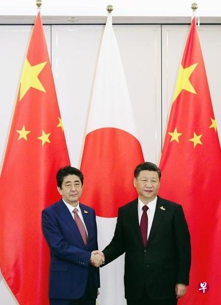 安倍(左)和习近平此前的四次会谈都未在国旗前拍照,上周六是两人首次在国旗前合影。(互联网) 安倍(左)和习近平此前的四次会谈都未在国旗前拍照,上周六是两人首次在国旗前合影。(互联网)