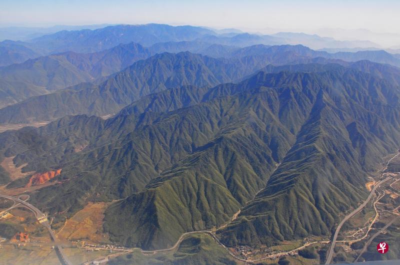 江西铅山县境内的武夷山山脉是江西省武夷山国家级自然保护区核心部分。（中新社）