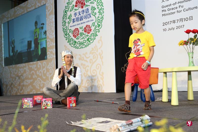6岁的林子杭(右)与父亲林俊雄在讲华语运动推介仪式上,搬演他们在“讲华语运动亲子才艺比赛”中的得奖作品《客厅历险记》短剧。 6岁的林子杭(右)与父亲林俊雄在讲华语运动推介仪式上,搬演他们在“讲华语运动亲子才艺比赛”中的得奖作品《客厅历险记》短剧。