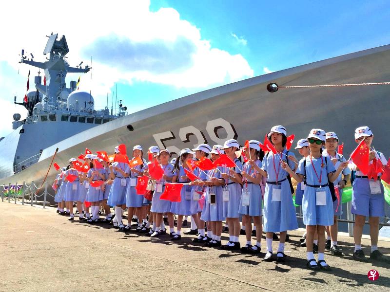 学生参加欢送仪式。(图片来源:香港星岛日报网) 学生参加欢送仪式。(图片来源:香港星岛日报网)