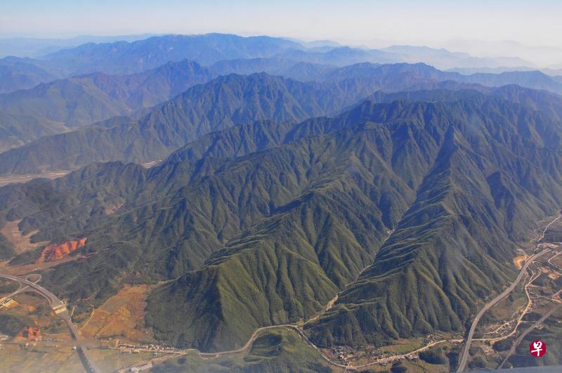 江西铅山县境内的武夷山山脉是江西省武夷山国家级自然保护区核心部分。(中新社) 江西铅山县境内的武夷山山脉是江西省武夷山国家级自然保护区核心部分。(中新社)