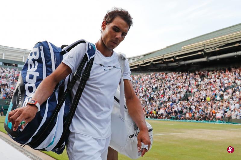 西班牙天王纳达尔输球后沮丧离场。(法新社) 西班牙天王纳达尔输球后沮丧离场。(法新社)