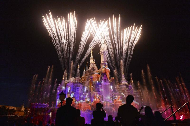 上海迪士尼上月16日庆祝开业一周年,用五彩斑斓的烟花在园区内奇幻童话城堡前举行盛大庆典。(档案照片) 上海迪士尼上月16日庆祝开业一周年,用五彩斑斓的烟花在园区内奇幻童话城堡前举行盛大庆典。(档案照片)
