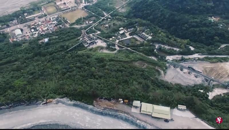 亚泥新城山矿场与下方的富世村,水平距离不到300公尺,每逢台风季,总会引发土石流、山崩等安全疑虑。(地球公民基金会提供) 亚泥新城山矿场与下方的富世村,水平距离不到300公尺,每逢台风季,总会引发土石流、山崩等安全疑虑。(地球公民基金会提供)