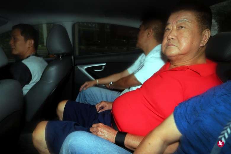 被告陈南成(红衣)被控在10日下午约1时22分,在直落亚逸街杀害斯宾塞。(图:海峡时报) 被告陈南成(红衣)被控在10日下午约1时22分,在直落亚逸街杀害斯宾塞。(图:海峡时报)