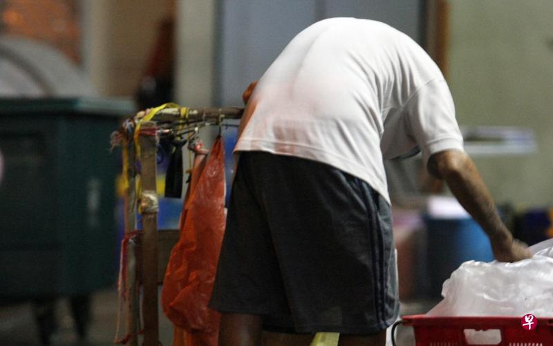 驼背的原因可分先天和后天。(档案照) 驼背的原因可分先天和后天。(档案照)