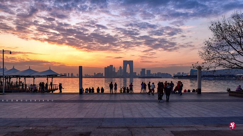 苏州工业园区美丽的金鸡湖畔不仅是这座城市的一张发展名片,也是当地居民的休闲好去处。(苏州工业园区提供) 苏州工业园区美丽的金鸡湖畔不仅是这座城市的一张发展名片,也是当地居民的休闲好去处。(苏州工业园区提供)