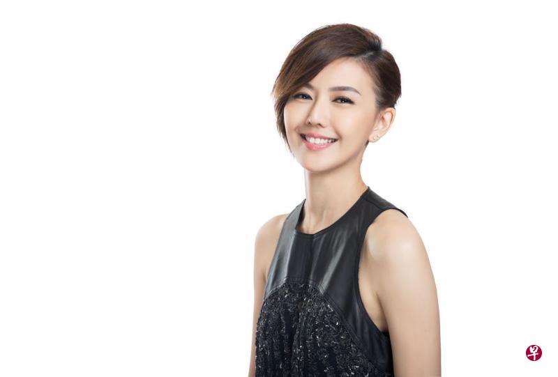 对于如何让自己的华文不断地进步,孙燕姿说:语言是必须频繁接触才会进步的,我追求进步的方式是和同事们定时沟通,以及阅读粉丝们在微博上的留言和信件。透过表演歌曲,我也能深入体会华文歌词的诗意。(Make Music提供) 对于如何让自己的华文不断地进步,孙燕姿说:语言是必须频繁接触才会进步的,我追求进步的方式是和同事们定时沟通,以及阅读粉丝们在微博上的留言和信件。透过表演歌曲,我也能深入体会华文歌词的诗意。(Make Music提供)