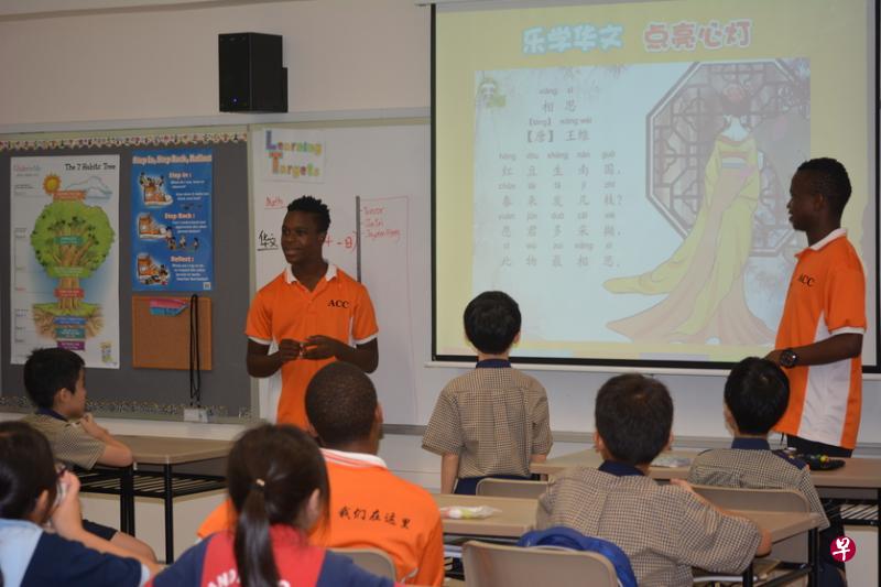 去年,来自非洲斯威士兰ACC的阿鲁和阿智与本地学生交流。(新加坡ACC提供) 去年,来自非洲斯威士兰ACC的阿鲁和阿智与本地学生交流。(新加坡ACC提供)