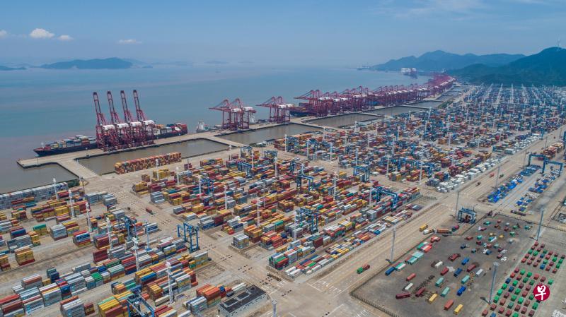 中国6月份出口同比增长11.3%,增幅超市场预期。这是浙江宁波舟山港穿山港区集装箱码头。今年上半年,宁波舟山港货物吞吐量超“5亿”,达5.15亿吨,同比增长11.3%,集装箱吞吐量完成1238.6万标准箱,同比增长14.6%。(新华社) 中国6月份出口同比增长11.3%,增幅超市场预期。这是浙江宁波舟山港穿山港区集装箱码头。今年上半年,宁波舟山港货物吞吐量超“5亿”,达5.15亿吨,同比增长11.3%,集装箱吞吐量完成1238.6万标准箱,同比增长14.6%。(新华社)