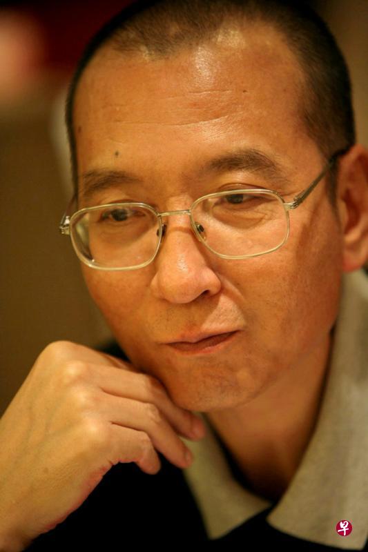 刘晓波上月26日传出因患末期肝癌而保外就医的消息后,引起国际高度关注。(路透社) 刘晓波上月26日传出因患末期肝癌而保外就医的消息后,引起国际高度关注。(路透社)