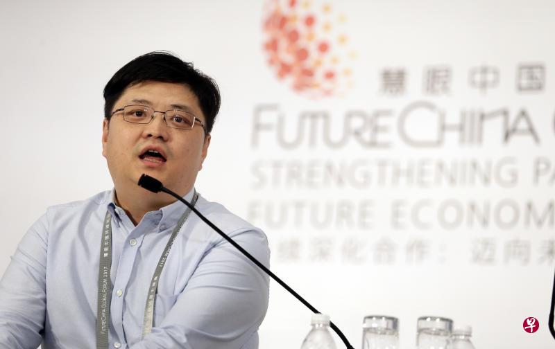 李学凌指出,手机支付的功能在中国已被人们广泛地使用,但新加坡在这方面的发展却依然不足。(陈渊庄) 李学凌指出,手机支付的功能在中国已被人们广泛地使用,但新加坡在这方面的发展却依然不足。(陈渊庄)