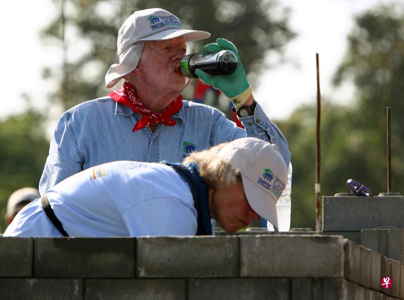 这是卡特2009年在泰国北部清迈府参与一项建屋计划时拍的照片。(路透社) 这是卡特2009年在泰国北部清迈府参与一项建屋计划时拍的照片。(路透社)