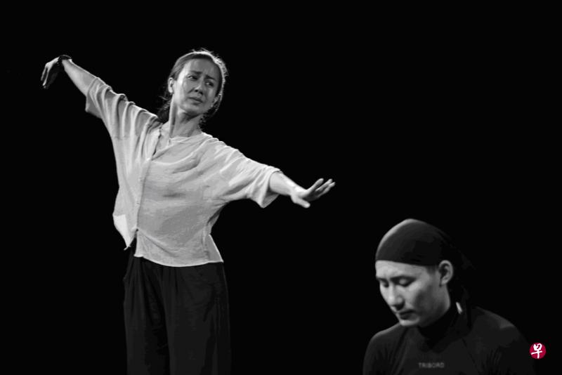 新加坡华族舞蹈剧场呈献“抒心舞意”舞蹈晚会,图为《宫》之“空”(右)的排练照片。(华族舞蹈剧场提供) 新加坡华族舞蹈剧场呈献“抒心舞意”舞蹈晚会,图为《宫》之“空”(右)的排练照片。(华族舞蹈剧场提供)