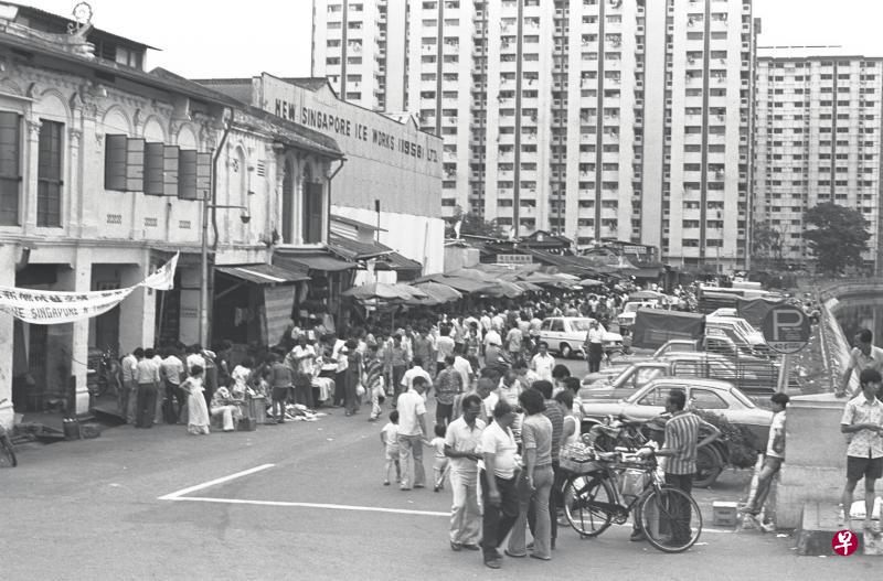 ↑1978年的结霜桥。市场位于淡水河边,当时河边还有一家制冰厂,故有“结霜桥”之称。(档案照)←上世纪五六十年代制冰厂用起重器把装满自来水的铁桶浸入摄氏零下9至15度盐水池里两天,让自来水凝结成冰。 (档案照) ↑1978年的结霜桥。市场位于淡水河边,当时河边还有一家制冰厂,故有“结霜桥”之称。(档案照)←上世纪五六十年代制冰厂用起重器把装满自来水的铁桶浸入摄氏零下9至15度盐水池里两天,让自来水凝结成冰。 (档案照)