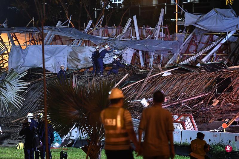 数名民防人员在事故现场进行搜救。(海峡时报) 数名民防人员在事故现场进行搜救。(海峡时报)