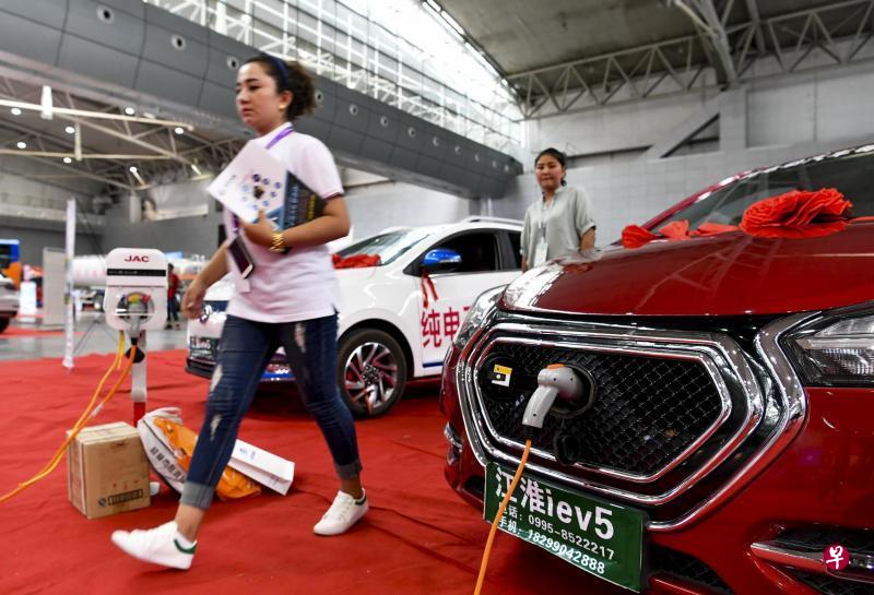 中国推广电动汽车,除了希望减少污染,也力图在这一领域抢先欧洲、美国和日本汽车商一步。图为新疆国际节能与新能源汽车及商用车展览会现场。(中新社) 中国推广电动汽车,除了希望减少污染,也力图在这一领域抢先欧洲、美国和日本汽车商一步。图为新疆国际节能与新能源汽车及商用车展览会现场。(中新社)