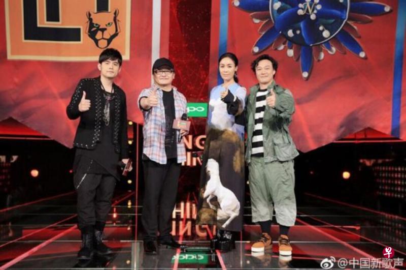 周杰伦(左一)、刘欢(左二)、陈奕迅(右一)都给了董姿彦高评价,赞她演唱多变有特色。(网络图) 周杰伦(左一)、刘欢(左二)、陈奕迅(右一)都给了董姿彦高评价,赞她演唱多变有特色。(网络图)