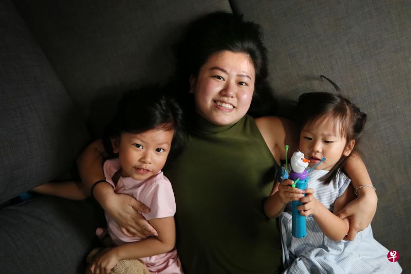 郭姵杉五年前意外怀了大女儿（左），家人当时非常反对，这令她体会到未婚先孕的年轻女性承受的社会压力。（何家俊摄）