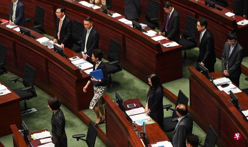 林郑月娥(中)7月5日首次以特首身份出席立法会答问大会,进场时获得主流泛民多名议员起立迎接。当天下午五时,她在面簿发贴文,称赞泛民议员表现较想象中温和、客气。(林郑月娥面簿) 林郑月娥(中)7月5日首次以特首身份出席立法会答问大会,进场时获得主流泛民多名议员起立迎接。当天下午五时,她在面簿发贴文,称赞泛民议员表现较想象中温和、客气。(林郑月娥面簿)