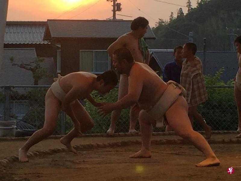 隐岐岛相传是相扑运动发祥地,图为岛上水若醋神社里古老相扑赛台。(符祝慧摄) 隐岐岛相传是相扑运动发祥地,图为岛上水若醋神社里古老相扑赛台。(符祝慧摄)