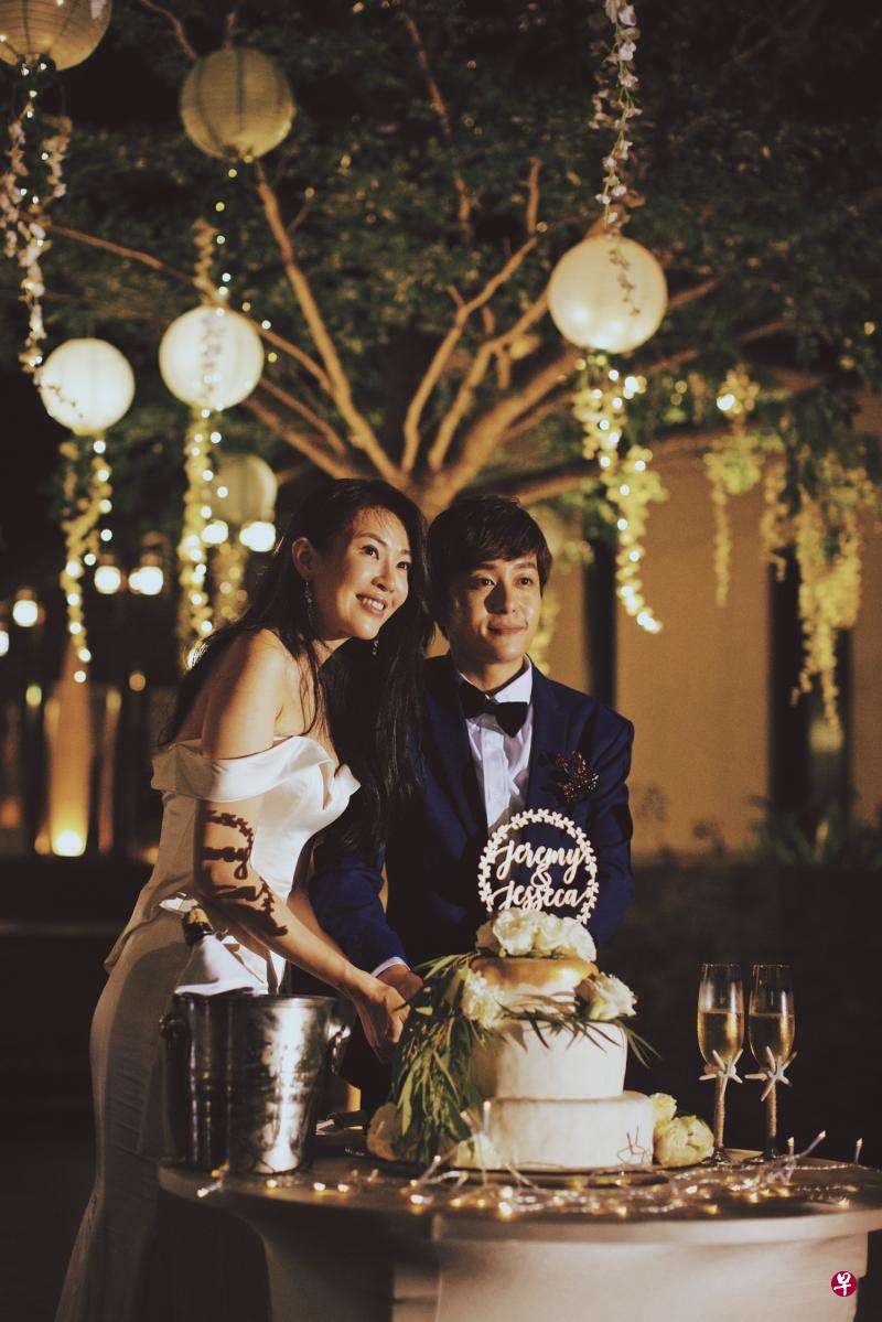 田铭耀和刘子绚7月16日在女方的马来西亚浮罗交怡岛家乡举行浪漫婚礼。（华研音乐提供）