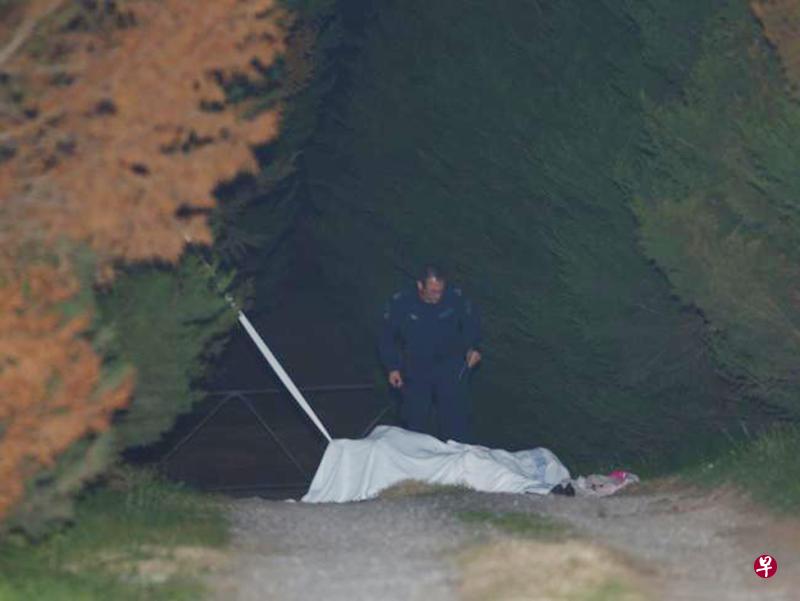 两人意外坠落在距离原定降落区一公里外的民宅区。(档案照) 两人意外坠落在距离原定降落区一公里外的民宅区。(档案照)