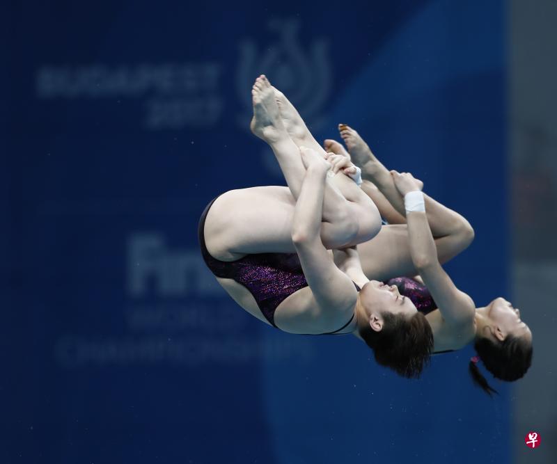 任茜(右)和司雅杰以稳定的发挥,夺得女双10米跳台金牌。(新华社) 任茜(右)和司雅杰以稳定的发挥,夺得女双10米跳台金牌。(新华社)