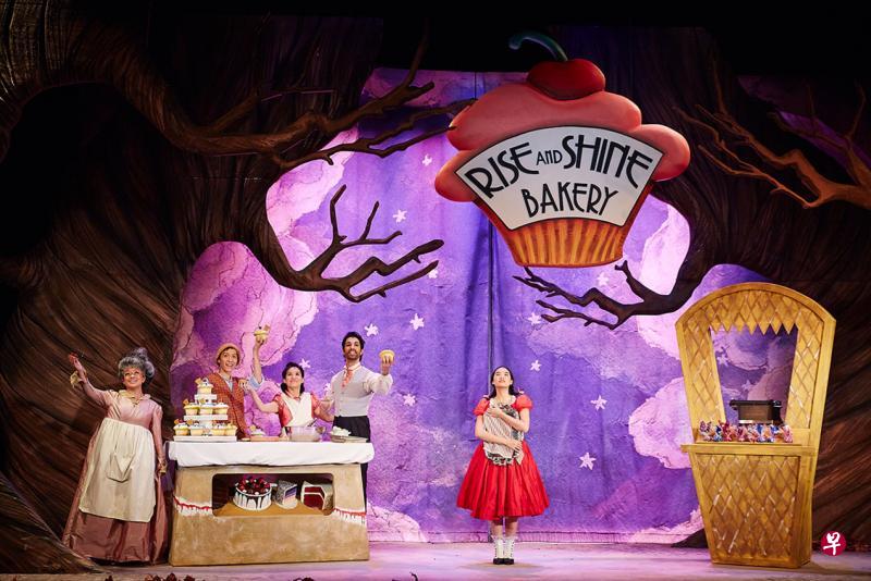 华语版儿童音乐剧《小红帽》故事炫奇,由杨君伟、张乐声改编。(新加坡专业剧场提供) 华语版儿童音乐剧《小红帽》故事炫奇,由杨君伟、张乐声改编。(新加坡专业剧场提供)