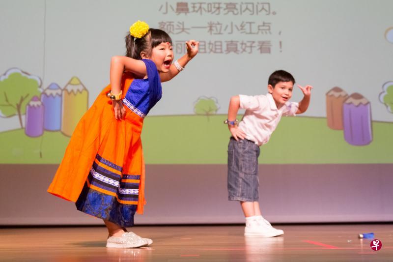 来自人民行动党社区基金忠邦第142座组屋闪耀托儿所的小朋友落力演出《纱丽姐姐真好看》,引来全场热烈掌声,拿下冠军。(徐颖荃摄) 来自人民行动党社区基金忠邦第142座组屋闪耀托儿所的小朋友落力演出《纱丽姐姐真好看》,引来全场热烈掌声,拿下冠军。(徐颖荃摄)