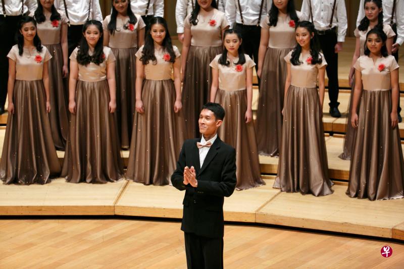 由指挥Onny Prihantono指导的印尼圣路易高中合唱团以精湛歌艺征服评审。(新加坡国际合唱节提供) 由指挥Onny Prihantono指导的印尼圣路易高中合唱团以精湛歌艺征服评审。(新加坡国际合唱节提供)