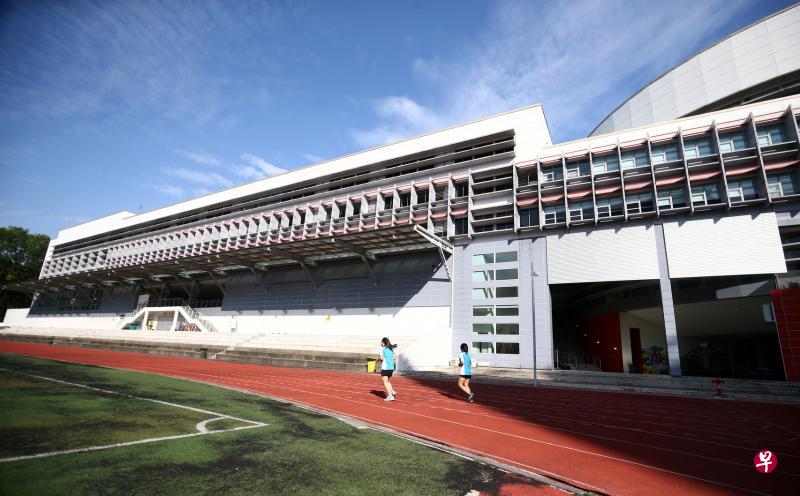 南洋初级学院一名女学生去年在跑道附近的女厕遭陌生男子偷拍,校方在案发后已加强保安。(陈斌勤摄) 南洋初级学院一名女学生去年在跑道附近的女厕遭陌生男子偷拍,校方在案发后已加强保安。(陈斌勤摄)