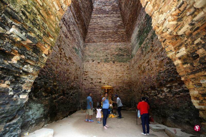 三波坡雷古列遗之后,深藏在柬埔寨磅同市西郊30多公里外密林之中的千年古寺不再安静。(路透社) 三波坡雷古列遗之后,深藏在柬埔寨磅同市西郊30多公里外密林之中的千年古寺不再安静。(路透社)