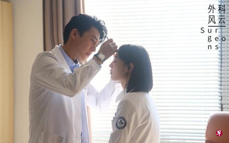 靳东(左)与白百何主演的《外科风云》,是《琅琊榜》导演李雪的新作。(网络图) 靳东(左)与白百何主演的《外科风云》,是《琅琊榜》导演李雪的新作。(网络图)