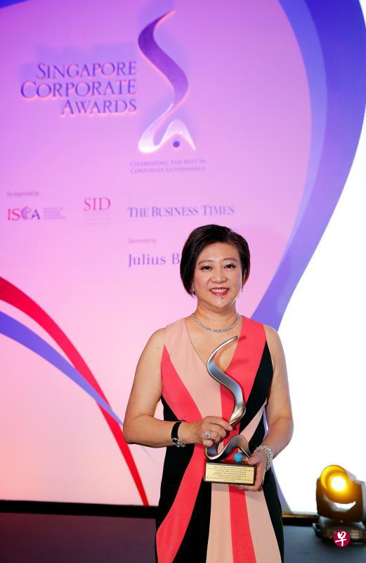 新电信总裁蔡淑君获颁大型上市公司最佳总裁奖。(商业时报) 新电信总裁蔡淑君获颁大型上市公司最佳总裁奖。(商业时报)