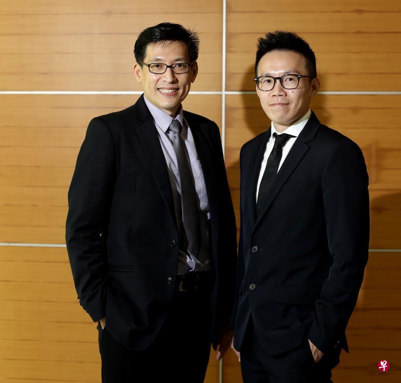 树记珠宝集团首席执行官林雍胜(左)表示,进军中国须寻找实力强大的伙伴,跟环冠合作,正是“强强联手”。右为环冠董事、深圳百泰集团主席兼首席执行官周灿。(陈渊庄摄) 树记珠宝集团首席执行官林雍胜(左)表示,进军中国须寻找实力强大的伙伴,跟环冠合作,正是“强强联手”。右为环冠董事、深圳百泰集团主席兼首席执行官周灿。(陈渊庄摄)