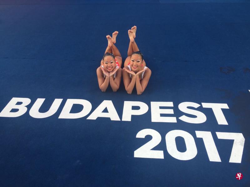 我国花游女将苏俐妃(右)与杨欣在世锦赛力压劲敌马来西亚组合,增强出战东运会信心。(新加坡游泳总会提供) 我国花游女将苏俐妃(右)与杨欣在世锦赛力压劲敌马来西亚组合,增强出战东运会信心。(新加坡游泳总会提供)