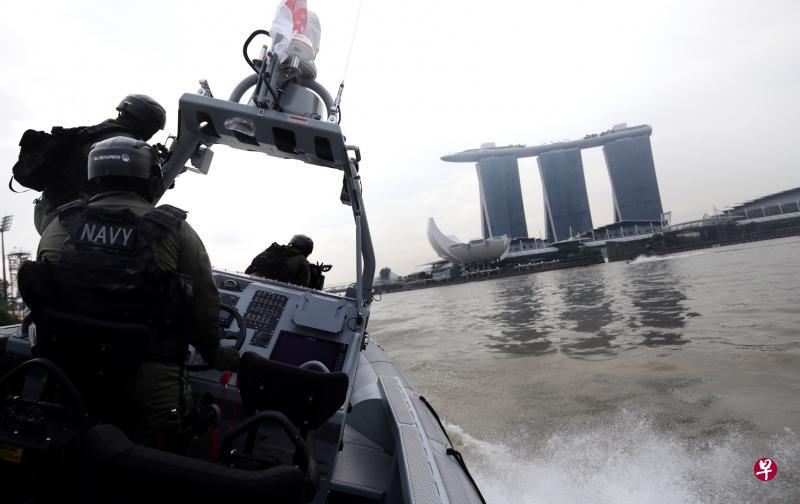 为准备今年的国庆庆典表演,我国海军部队人员从5月份开始,每星期在滨海湾浮动舞台附近的水域训练。他们在硬壳充气艇中担任不同角色,进行指挥、驾驶或狙击“入侵者”的工作。(陈渊庄摄) 为准备今年的国庆庆典表演,我国海军部队人员从5月份开始,每星期在滨海湾浮动舞台附近的水域训练。他们在硬壳充气艇中担任不同角色,进行指挥、驾驶或狙击“入侵者”的工作。(陈渊庄摄)