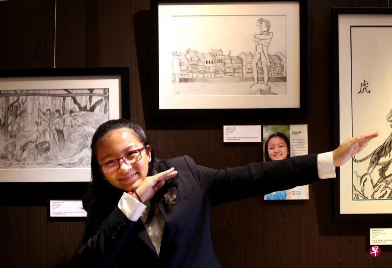 林卓萦摆出可爱的姿势和作品“莱佛士和鸽子”合照。(龙国雄摄) 林卓萦摆出可爱的姿势和作品“莱佛士和鸽子”合照。(龙国雄摄)