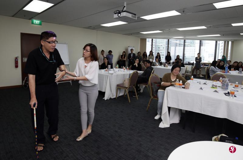 来自酒店和零售等服务领域的职员参与培训课程,通过角色扮演学习如何更好地帮助有残障者的家庭。(陈渊庄摄) 来自酒店和零售等服务领域的职员参与培训课程,通过角色扮演学习如何更好地帮助有残障者的家庭。(陈渊庄摄)