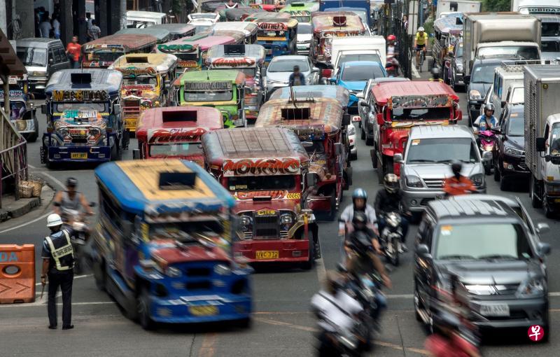 菲律宾的吉普尼仍使用老旧的柴油发动机,不仅噪音惊人,排放的尾气更是严重污染环境。(法新社) 菲律宾的吉普尼仍使用老旧的柴油发动机,不仅噪音惊人,排放的尾气更是严重污染环境。(法新社)
