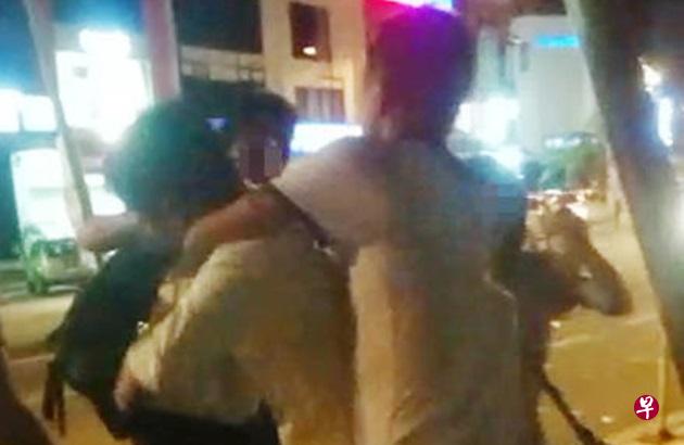 弟弟（左）被六七名男子围殴。（受访者提供）