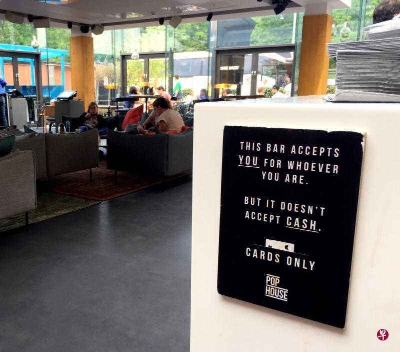 现金已经从许多瑞典人的生活中消失,斯德哥尔摩ABBA博物馆酒吧,甚至贴出拒收现金的告示。(陈婧摄) 现金已经从许多瑞典人的生活中消失,斯德哥尔摩ABBA博物馆酒吧,甚至贴出拒收现金的告示。(陈婧摄)