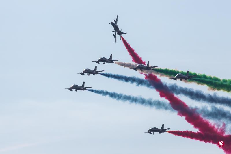 阿拉伯联合酋长国“骑士”飞行表演队在第13届莫斯科国际航空航天展览会上进行特技飞行。(新华社) 阿拉伯联合酋长国“骑士”飞行表演队在第13届莫斯科国际航空航天展览会上进行特技飞行。(新华社)