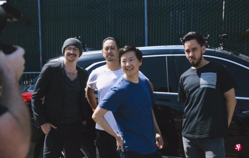 查斯特(左起)录像当天笑得相当开心,并与乔瑟夫、郑康祖、迈克尔合照。(推特图) 查斯特(左起)录像当天笑得相当开心,并与乔瑟夫、郑康祖、迈克尔合照。(推特图)