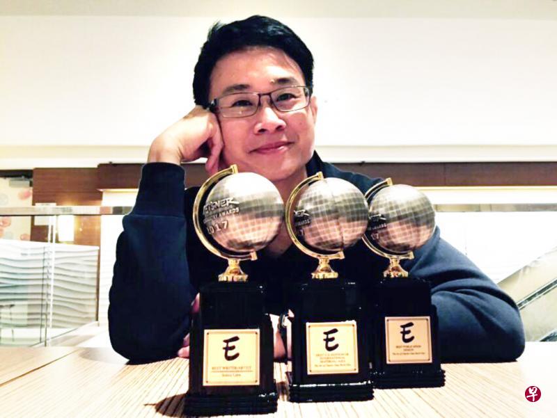 本地漫画家刘敬贤凭《陈福财的艺术》赢得美国漫画界重大奖项Eisner奖的三个奖座。(受访者提供∕陈萱摄) 本地漫画家刘敬贤凭《陈福财的艺术》赢得美国漫画界重大奖项Eisner奖的三个奖座。(受访者提供∕陈萱摄)