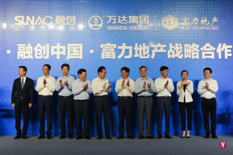 万达集团董事长王健林(左五起)、融创集团董事长孙宏斌和富力地产董事长李思廉,上个星期三(19日)在北京出席签约仪式。他们当天宣布,万达商业将北京万达嘉华等77个酒店转让给富力地产,将西双版纳万达文旅项目等13个文化旅游城项目91%股权转让给融创房地产集团。(法新社) 万达集团董事长王健林(左五起)、融创集团董事长孙宏斌和富力地产董事长李思廉,上个星期三(19日)在北京出席签约仪式。他们当天宣布,万达商业将北京万达嘉华等77个酒店转让给富力地产,将西双版纳万达文旅项目等13个文化旅游城项目91%股权转让给融创房地产集团。(法新社)