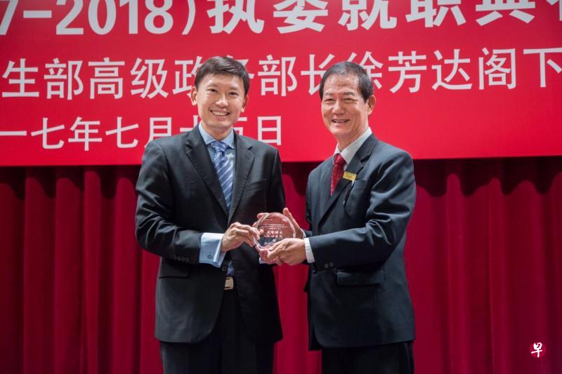 徐芳达(左)敦促中医中药员珍惜对外交流与培训机会,他获新加坡中国医药保健品商会会长陈立发(右)赠送纪念品。(新加坡中国医药保健品商会) 徐芳达(左)敦促中医中药员珍惜对外交流与培训机会,他获新加坡中国医药保健品商会会长陈立发(右)赠送纪念品。(新加坡中国医药保健品商会)